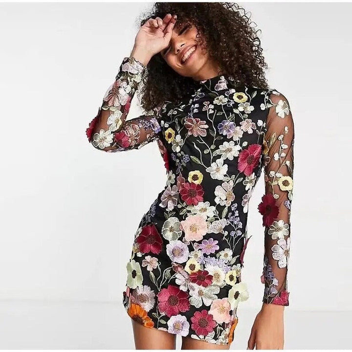 Echoarchiv | Handgefertigtes Blumenkleid