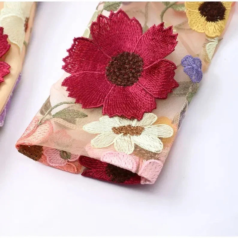 Echoarchiv | Handgefertigtes Blumenkleid