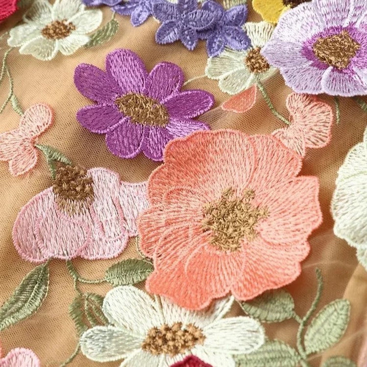 Echoarchiv | Handgefertigtes Blumenkleid
