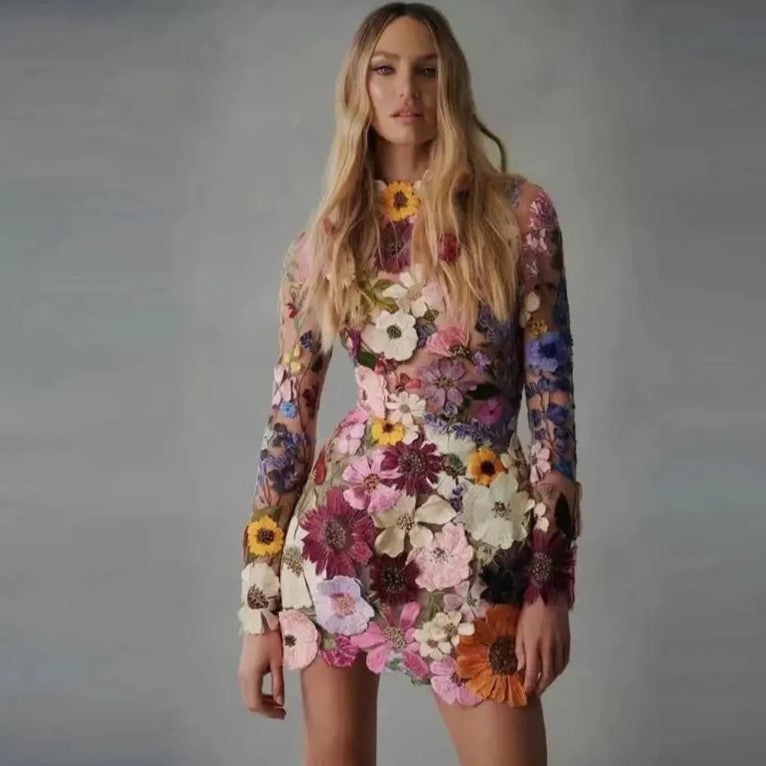 Echoarchiv | Handgefertigtes Blumenkleid