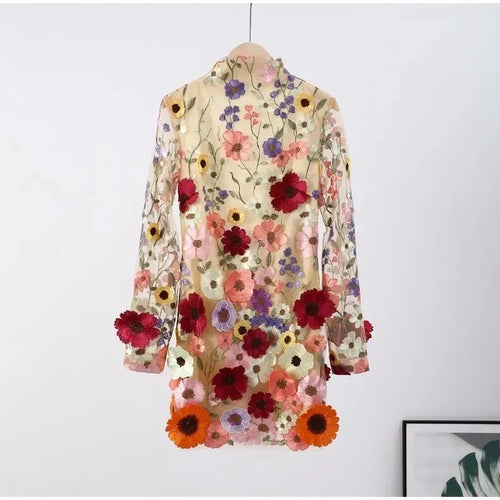 Echoarchiv | Handgefertigtes Blumenkleid