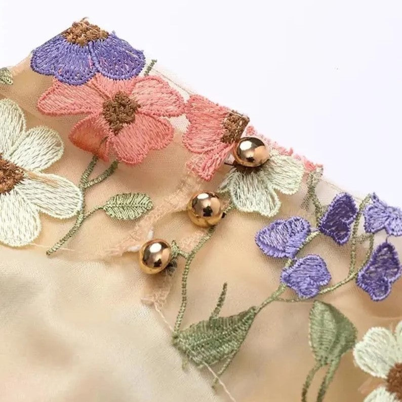 Echoarchiv | Handgefertigtes Blumenkleid