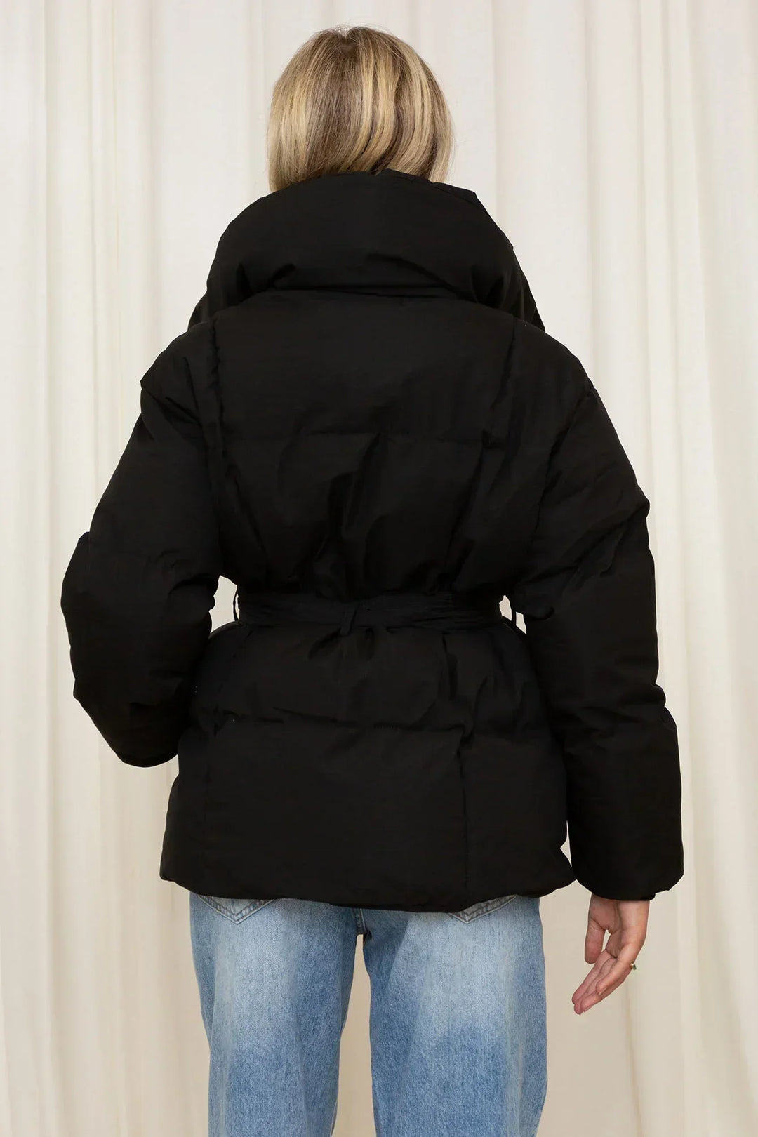 Echoarchiv | Kurze Damenjacke mit Stehkragen und Taillierter Taille
