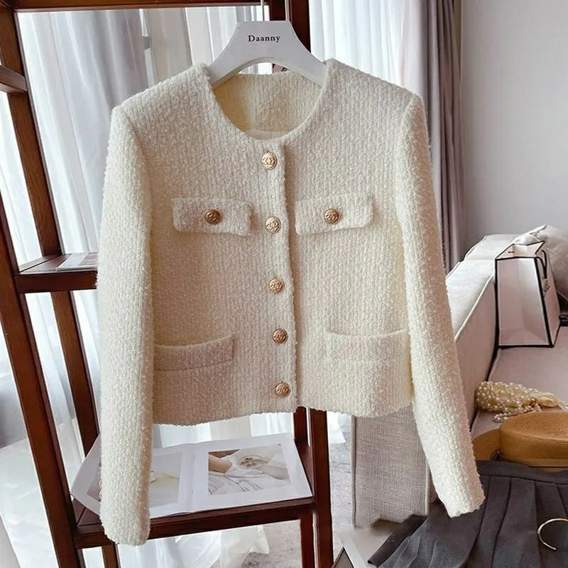 Echoarchiv | Kurze Damenjacke aus Bouclestoff mit klassischem Design und Schmuckknöpfen