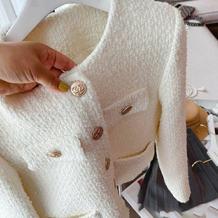 Echoarchiv | Kurze Damenjacke aus Bouclestoff mit klassischem Design und Schmuckknöpfen