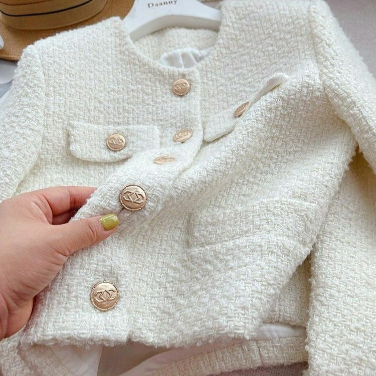 Echoarchiv | Kurze Damenjacke aus Bouclestoff mit klassischem Design und Schmuckknöpfen
