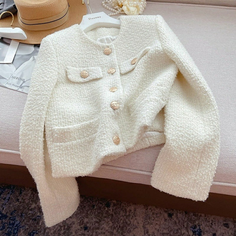 Echoarchiv | Kurze Damenjacke aus Bouclestoff mit klassischem Design und Schmuckknöpfen