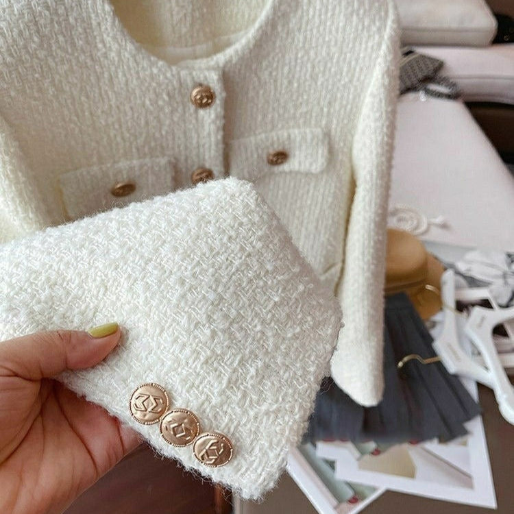 Echoarchiv | Kurze Damenjacke aus Bouclestoff mit klassischem Design und Schmuckknöpfen