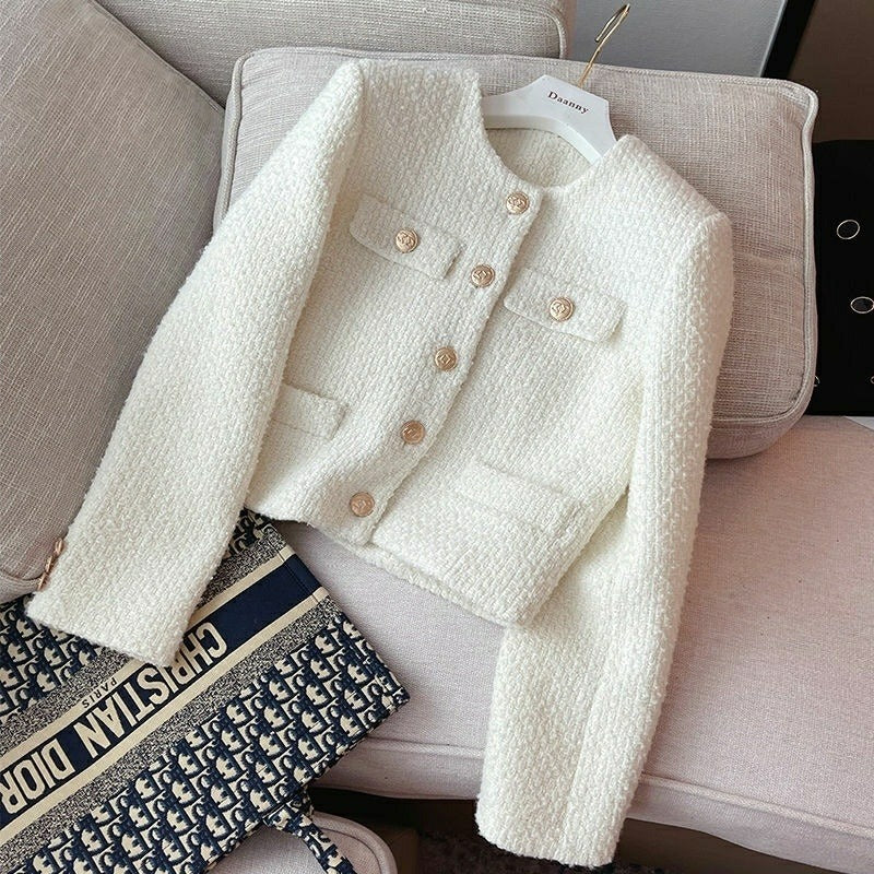 Echoarchiv | Kurze Damenjacke aus Bouclestoff mit klassischem Design und Schmuckknöpfen