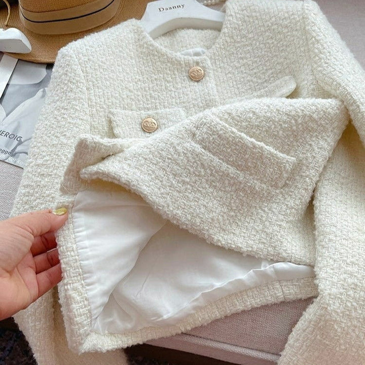 Echoarchiv | Kurze Damenjacke aus Bouclestoff mit klassischem Design und Schmuckknöpfen