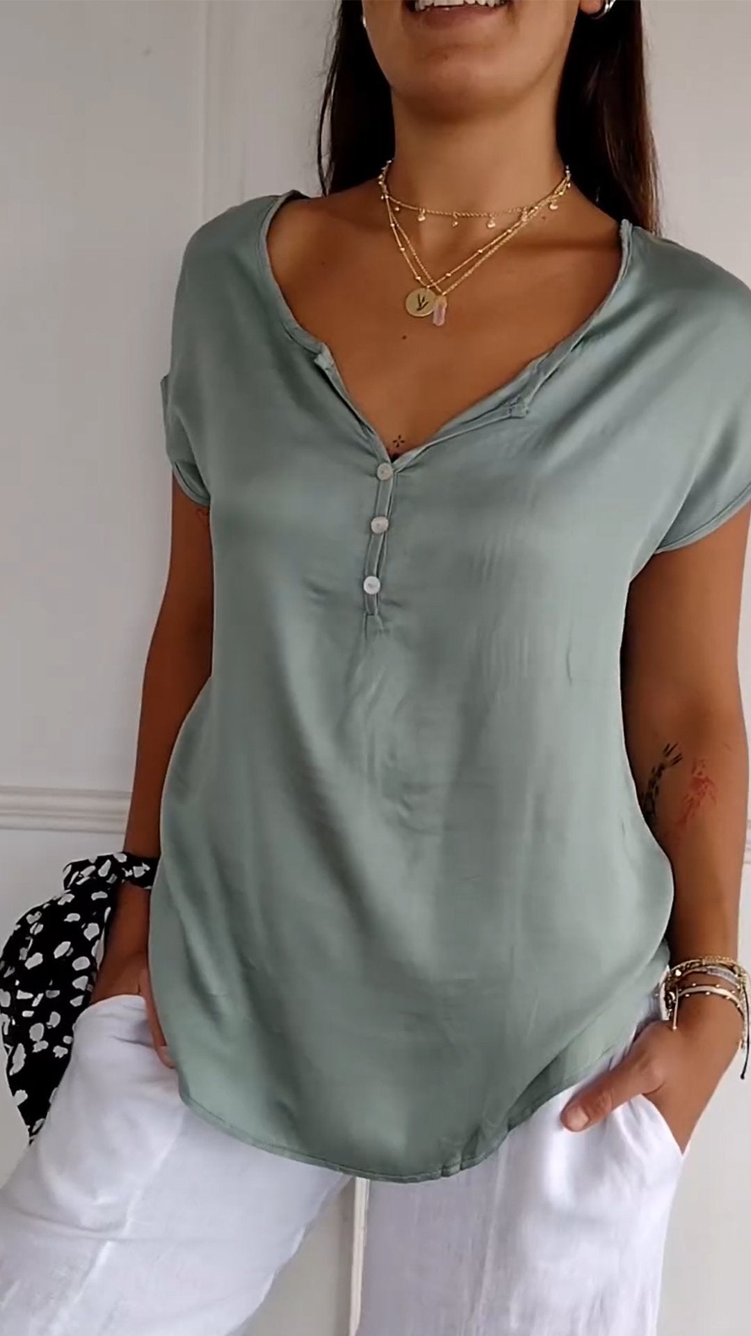 Bequemes T-Shirt mit V-Ausschnitt