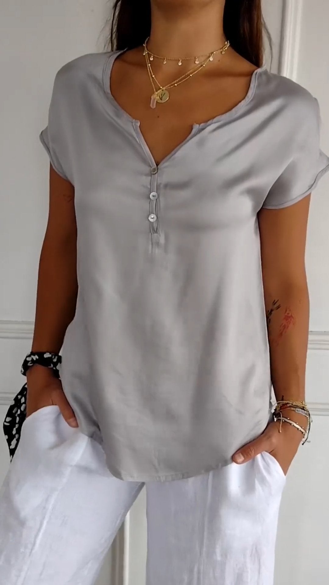Bequemes T-Shirt mit V-Ausschnitt
