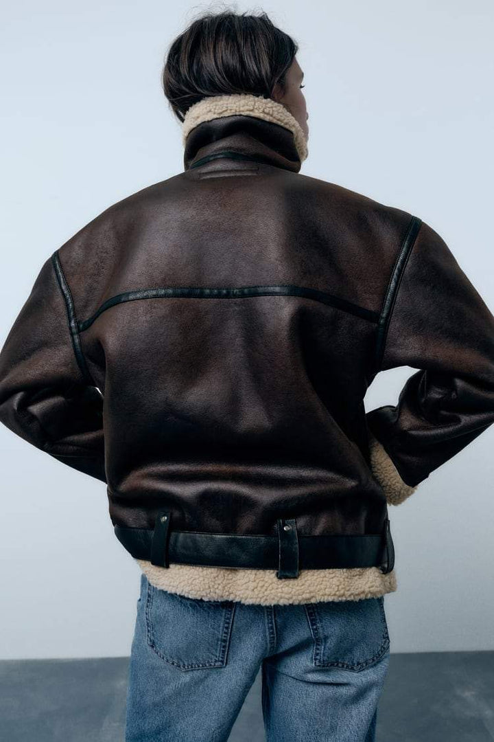 Rückansicht braune Jacke mit Kunstleder Revers