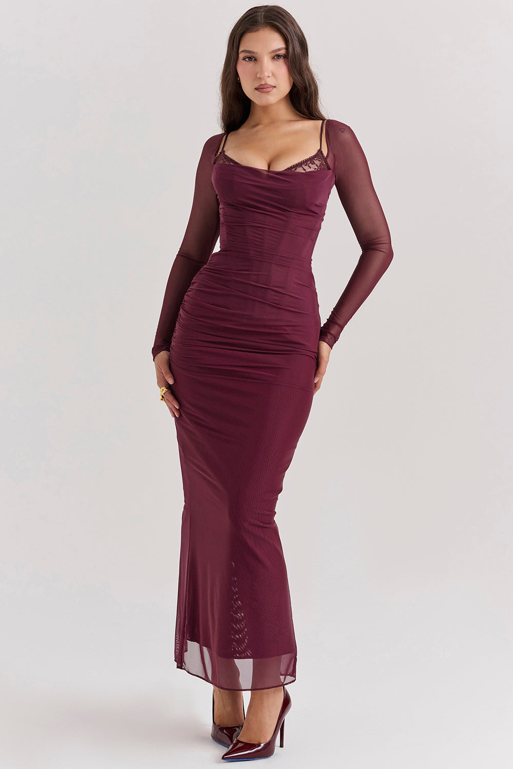 Echoarchiv | Elegantes Maxikleid mit tiefem Ausschnitt und langen Ärmeln