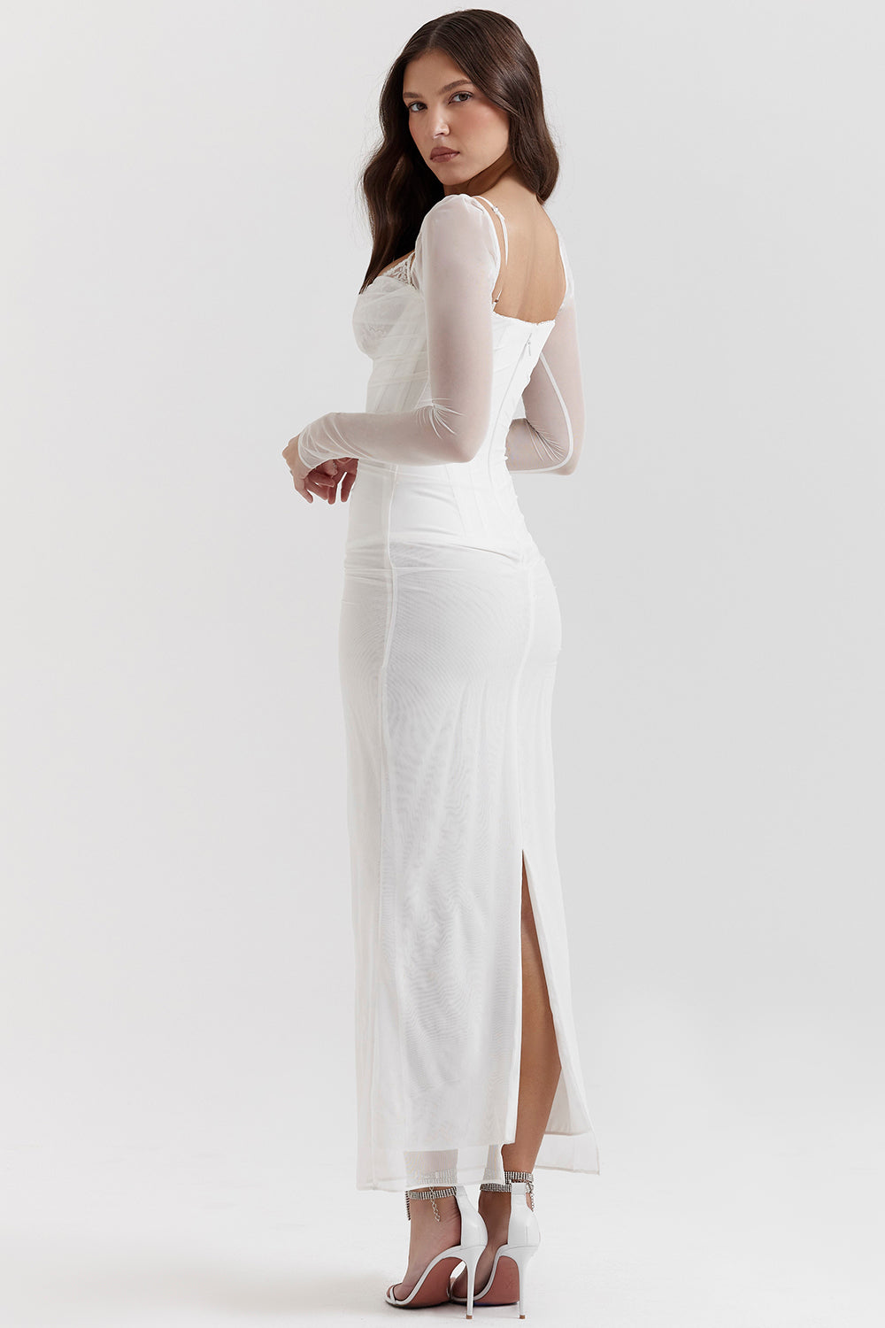 Echoarchiv | Elegantes Maxikleid mit tiefem Ausschnitt und langen Ärmeln