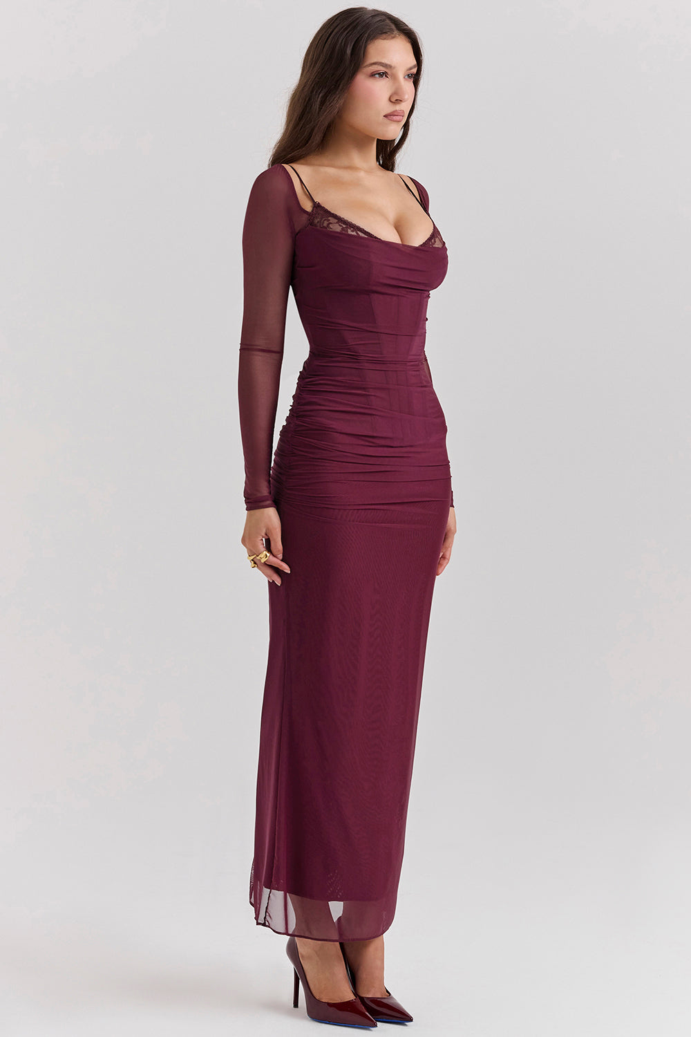 Echoarchiv | Elegantes Maxikleid mit tiefem Ausschnitt und langen Ärmeln