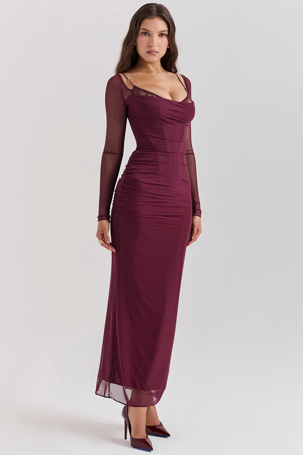 Echoarchiv | Elegantes Maxikleid mit tiefem Ausschnitt und langen Ärmeln