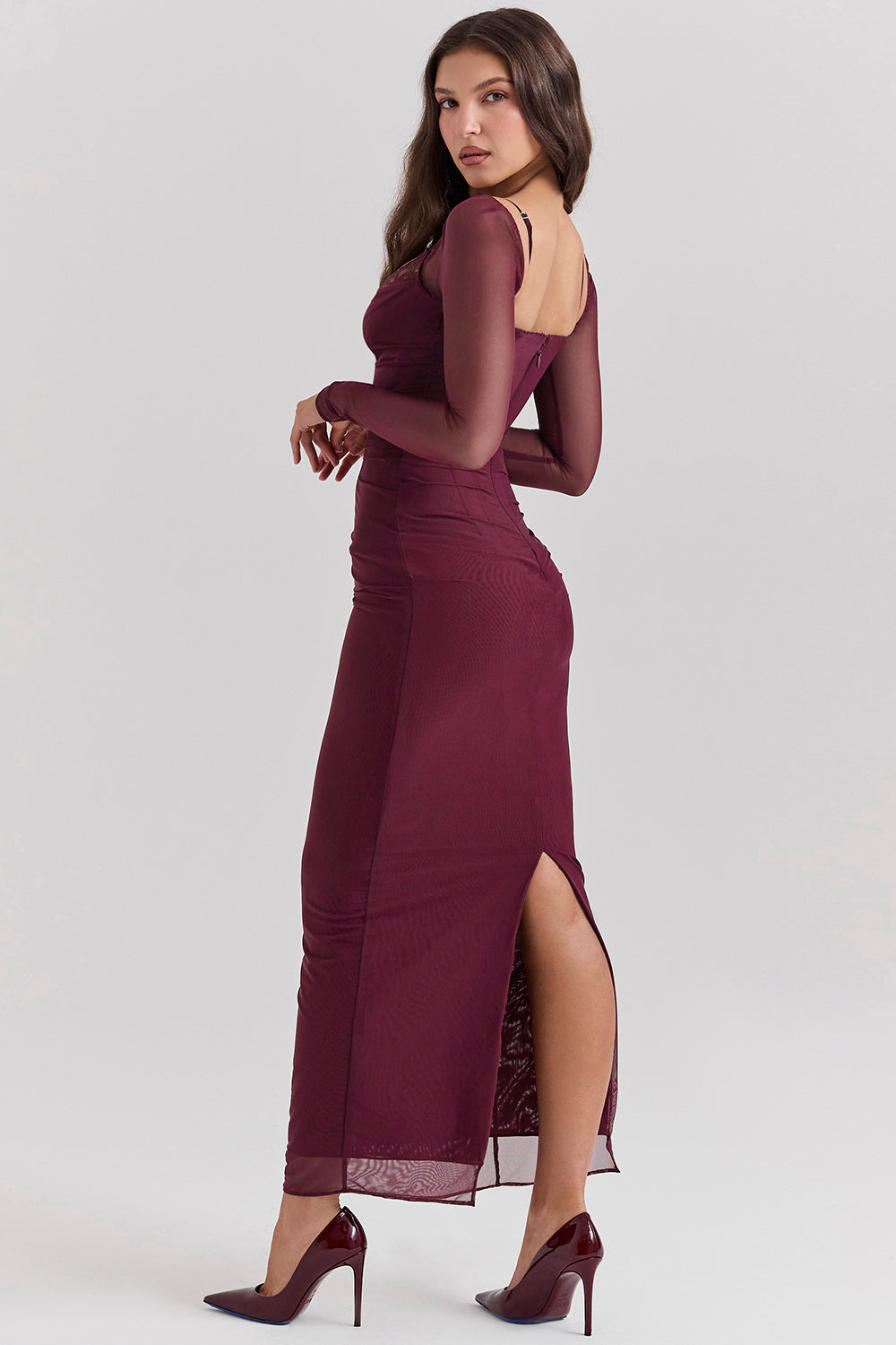 Echoarchiv | Elegantes Maxikleid mit tiefem Ausschnitt und langen Ärmeln