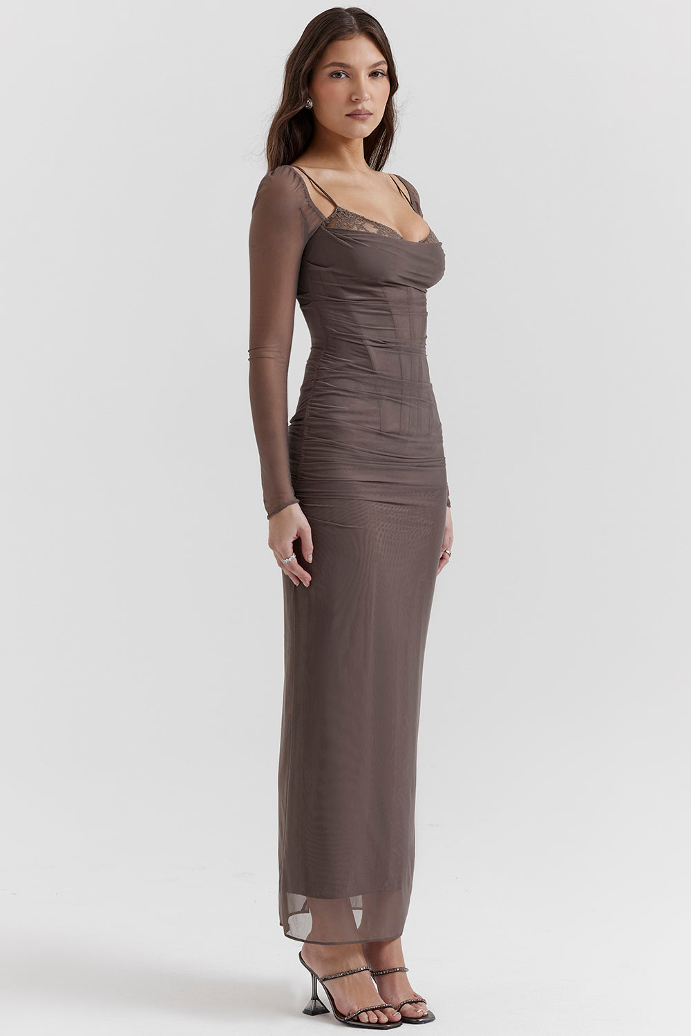 Echoarchiv | Elegantes Maxikleid mit tiefem Ausschnitt und langen Ärmeln