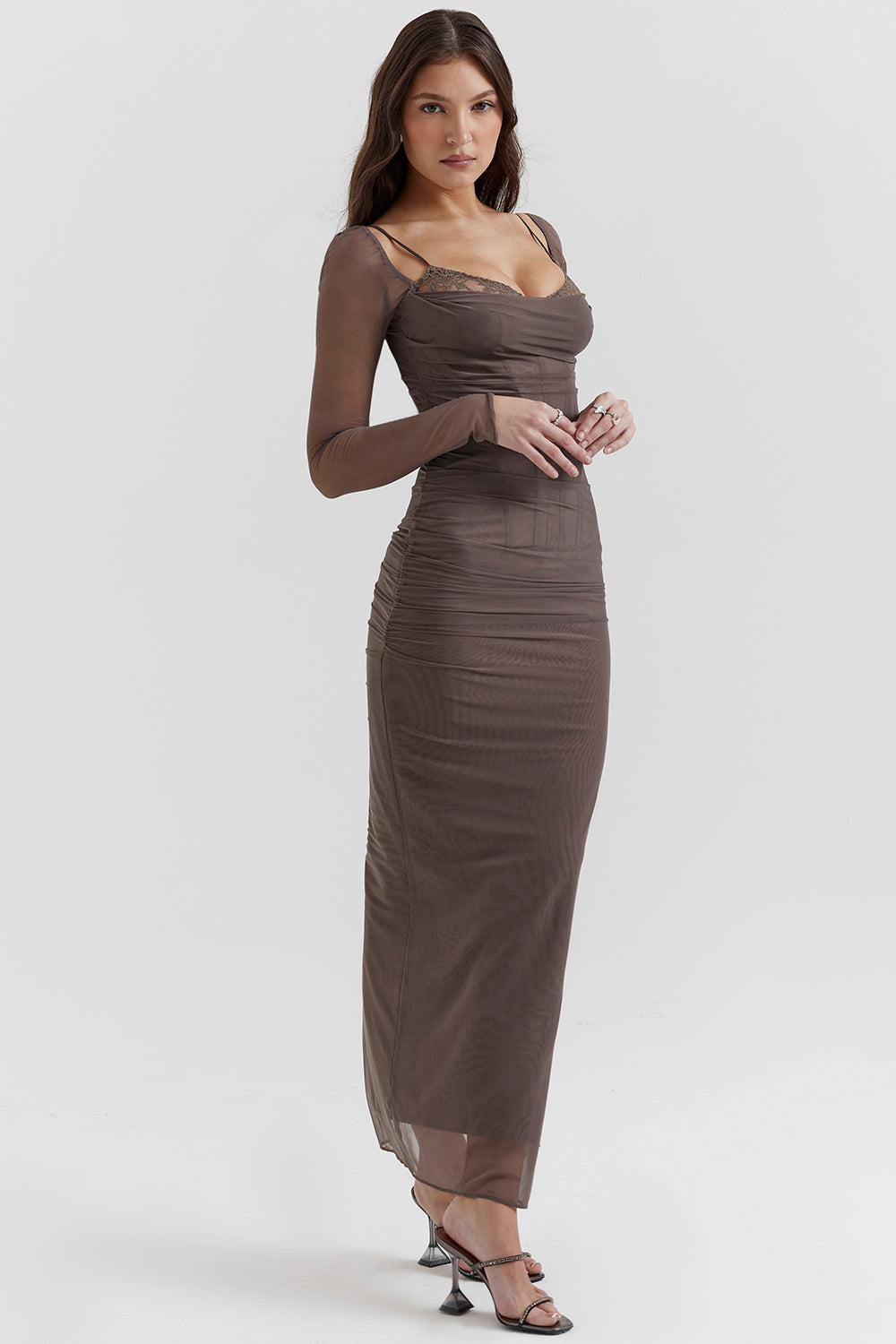 Echoarchiv | Elegantes Maxikleid mit tiefem Ausschnitt und langen Ärmeln