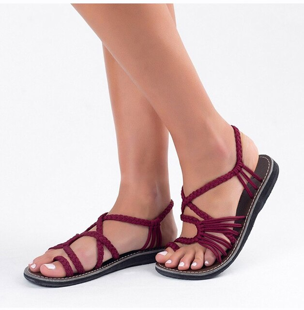 Echoarchiv | Stylische flache Sandalen aus Palmenblättern Bequeme und schicke Sommerschuhe