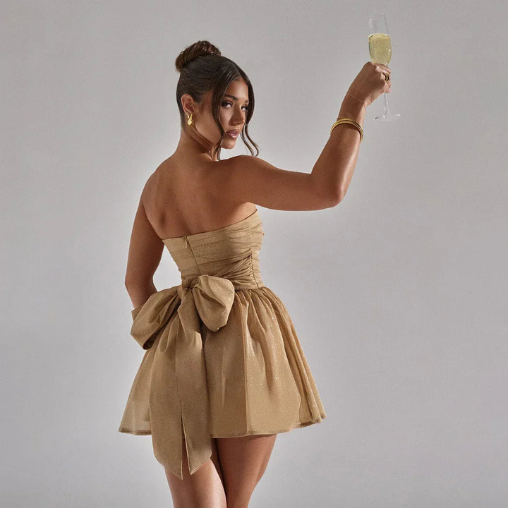 Glitzerndes Kleid mit Grosser Schleife
