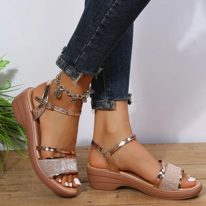 Echoarchiv | Orthopädische Sandalen mit Keilabsatz