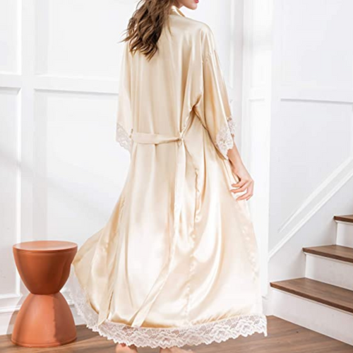 Lange Bademantel aus Satin mit Spitzen Details – Avérine