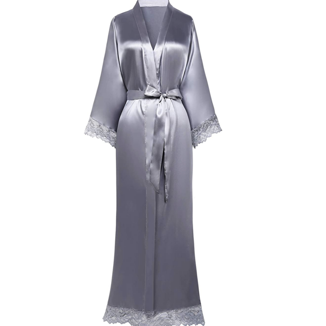 Lange Bademantel aus Satin mit Spitzen Details – Avérine