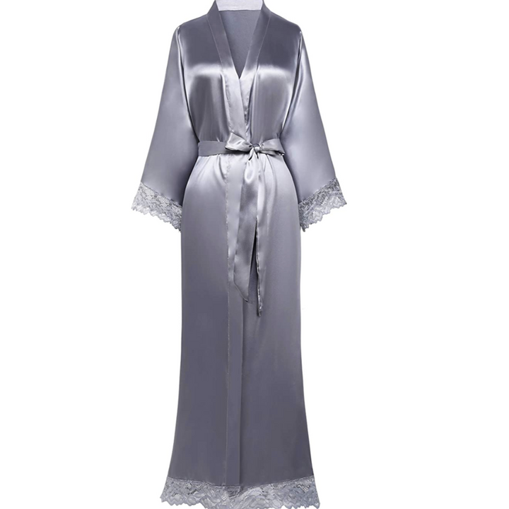 Lange Bademantel aus Satin mit Spitzen Details – Avérine