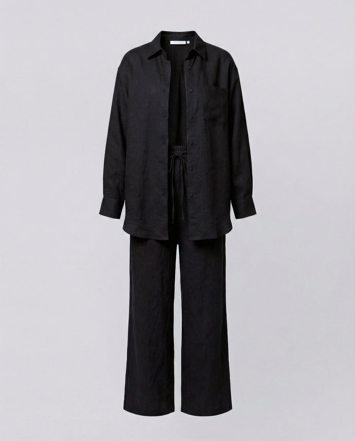 Damen Lässiges Leinen-Outfit mit weit geschnittenem Hemd und lockeren Hosen Echoarchiv