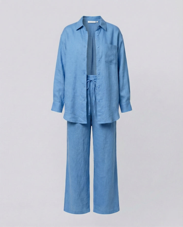 Damen Lässiges Leinen-Outfit mit weit geschnittenem Hemd und lockeren Hosen Echoarchiv
