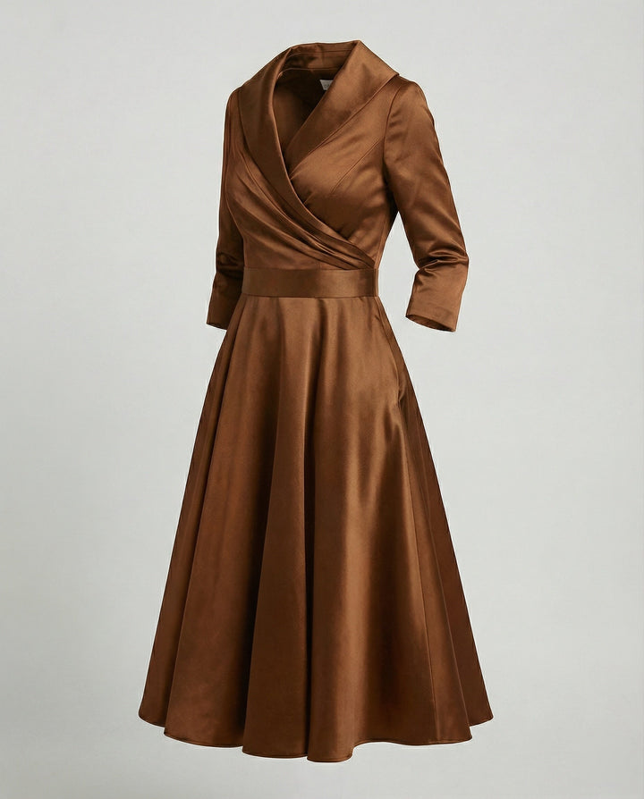 Elegantes Wickelkleid mit breitem Kragen