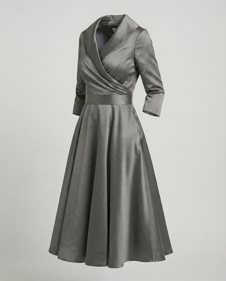Elegantes Wickelkleid mit breitem Kragen