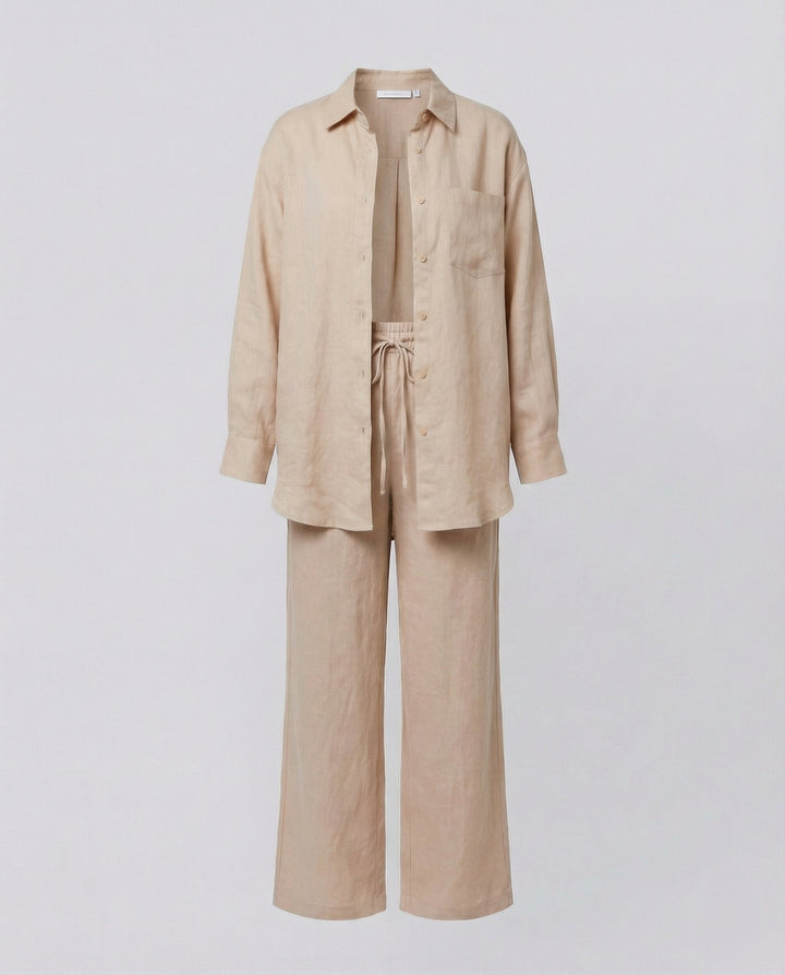 Damen Lässiges Leinen-Outfit mit weit geschnittenem Hemd und lockeren Hosen Echoarchiv