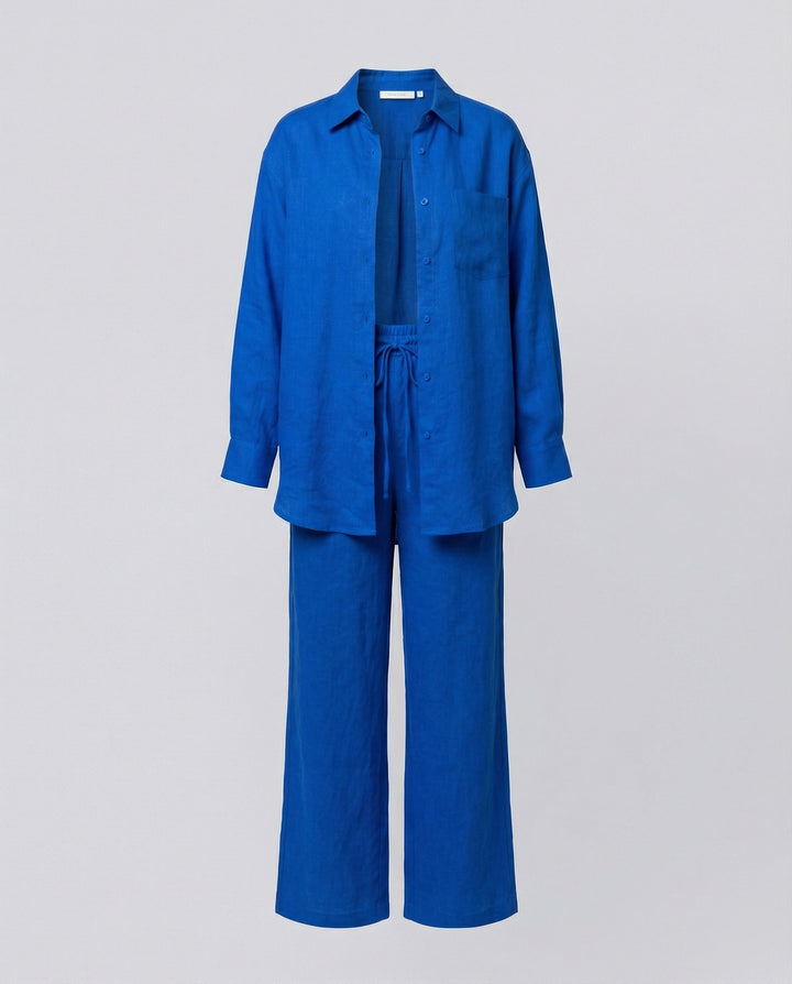 Damen Lässiges Leinen-Outfit mit weit geschnittenem Hemd und lockeren Hosen Echoarchiv