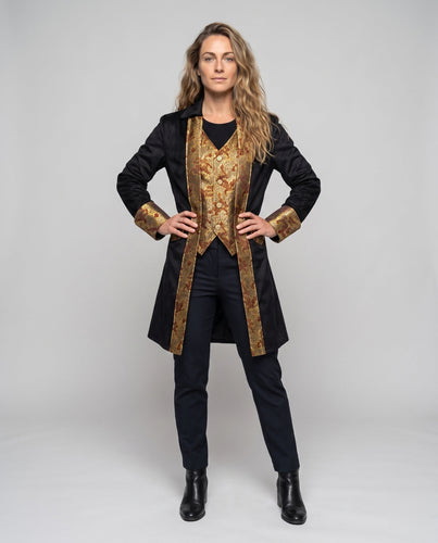 Damen eleganter Frackmantel mit kunstvoller Borte und goldenen Akzenten – Montévia
