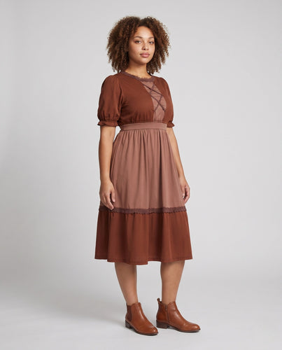 Damen Vintage Kleid mit Rüschen und Spitzendetails – Élara