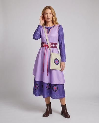 Frauen traditionelles Langarmkleid mit detailliertem Stoffdesign Echo Archiv
