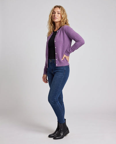 Damen Eleganter Kurzknopf-Cardigan aus flauschigem Feinstrick mit Perlmuttknöpfen Echoarchiv