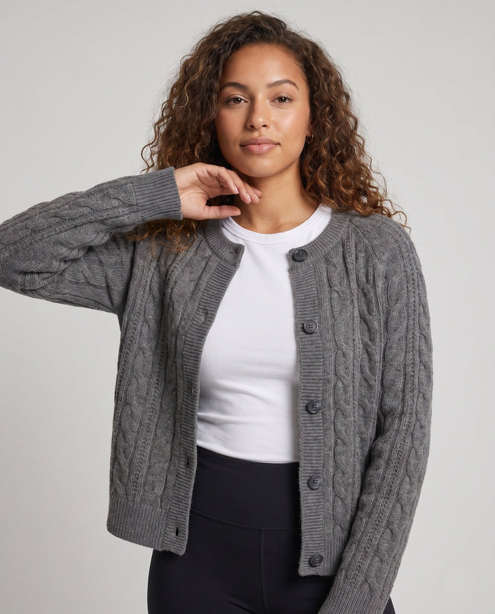 Damen Boxy-Zopfstrick-Cardigan mit Raglanärmeln und angoraähnlicher Haptik Echoarchiv