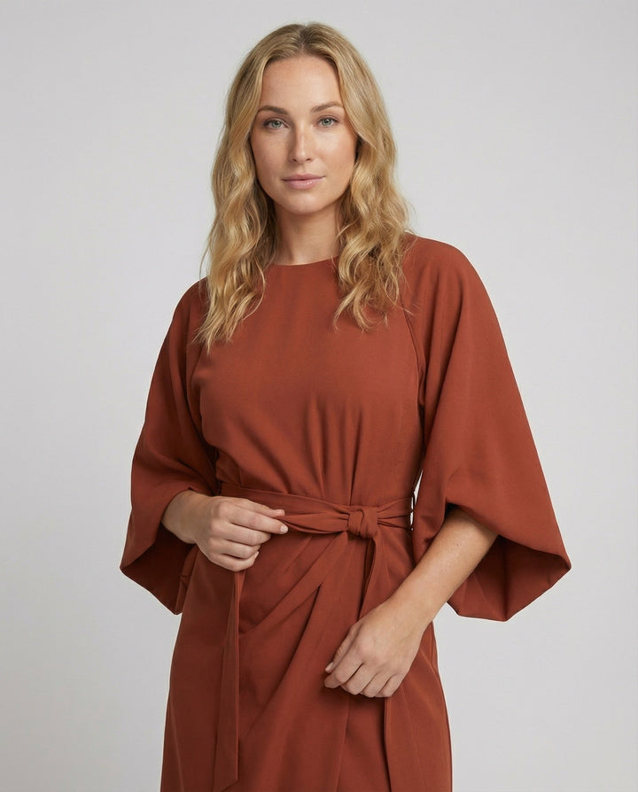 Echoarchiv | Elegantes Kleid mit Laternenärmeln und Gürtel