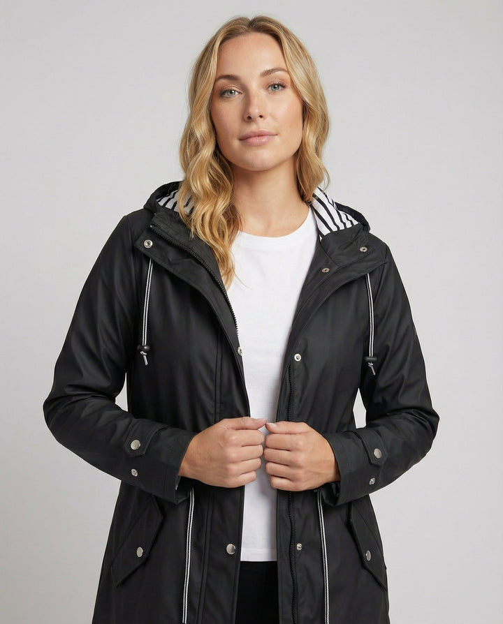 Wasserdichte Jacke mit Kapuze